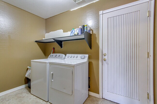 Building Photo - Amazing 4 bedrooms, 3 bathrooms house in P...