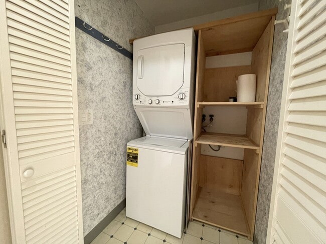 Building Photo - Charming Sellwood Bungalow with Nice Shed, Washer/Dryer, Fenced Yard