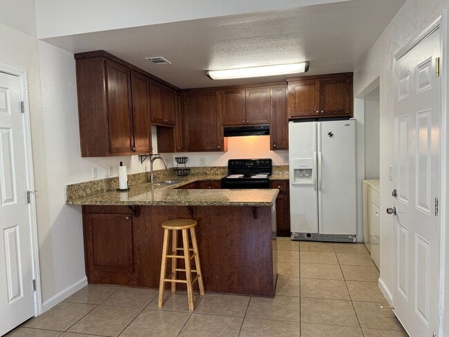 Building Photo - 3 Bed, 2 Bath Duplex in Quail Lakes Aea