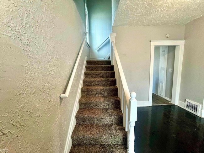 Building Photo - 13 E Glenwood Ave