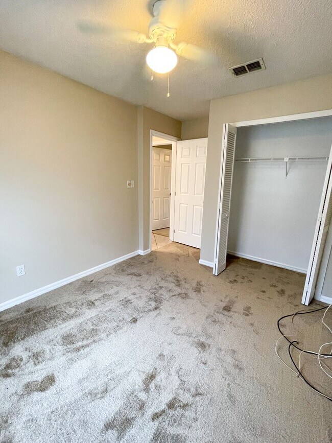 Building Photo - Beautiful 3-Bedroom, 2-Bath Home with 2-Ca...