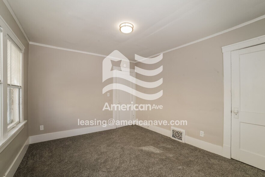 Building Photo - 1217 N Bourland Ave