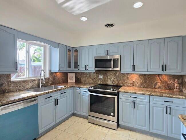 Building Photo - 806 N 31st Ct