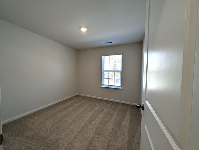 Building Photo - Gorgeous , New Townhome  located in Mallar...
