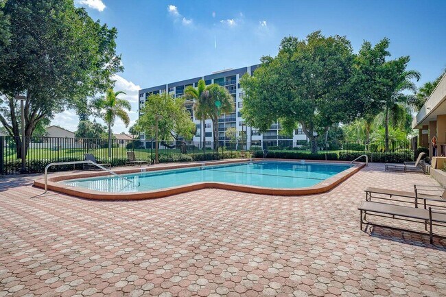 Building Photo - 1238 S Military Trail