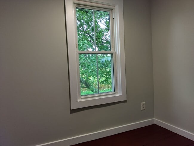 Building Photo - Adorable farmhouse ready for new long term tenants!  Available Now