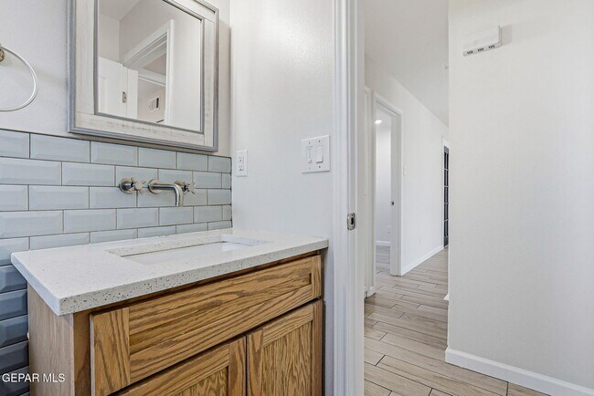 Building Photo - 5713 Creston Ave