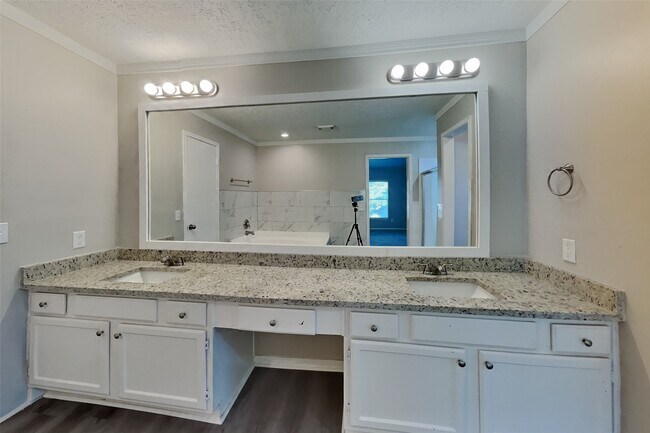 Building Photo - 9322 Wandsworth Dr
