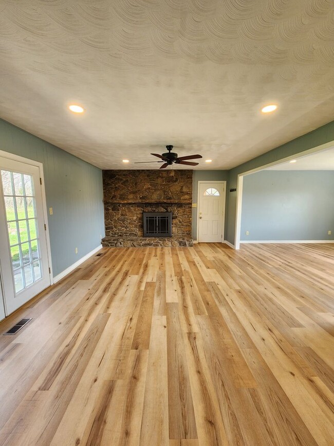 Building Photo - Large Brick Ranch-Rental