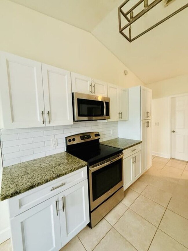 Building Photo - Kissimmee - 3 Bedroom, 2 Bathroom - $2,295.00