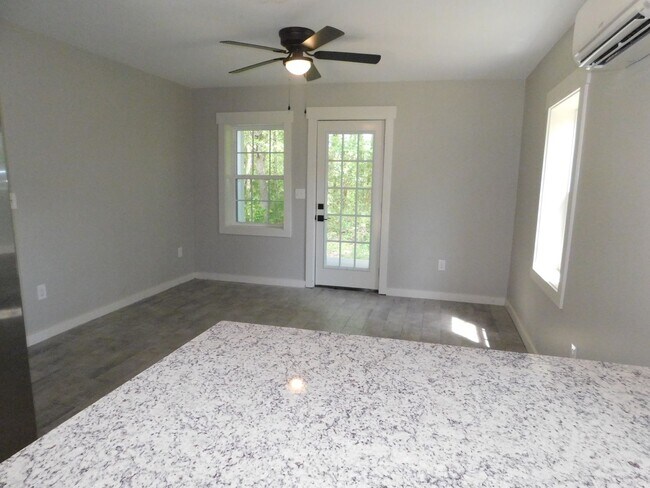 Building Photo - Newly Renovated 2 bed 1 bath cottage