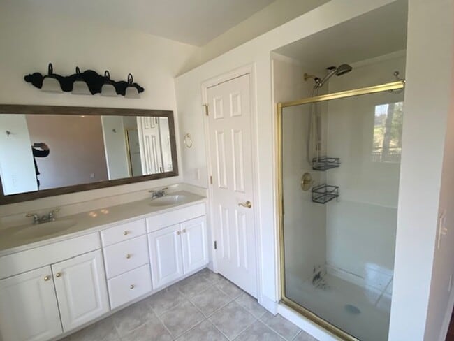 Building Photo - Coming Soon! Great home near the lake and ...