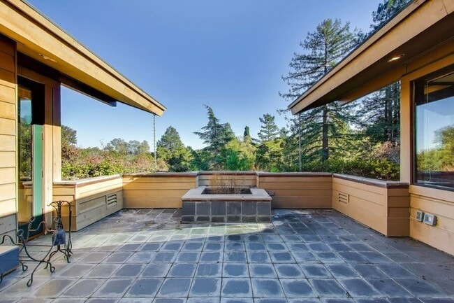 Building Photo - 28 Meadow Rd