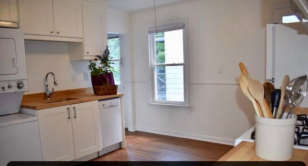 Building Photo - 82 Woodbine St