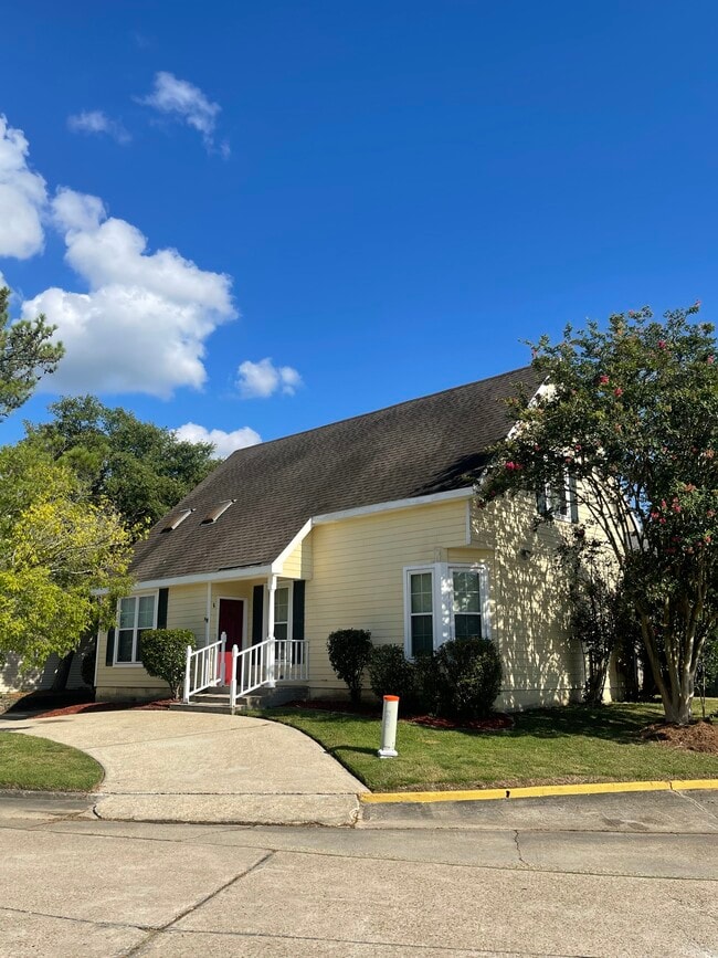 Primary Photo - 6 Hollycrest Blvd