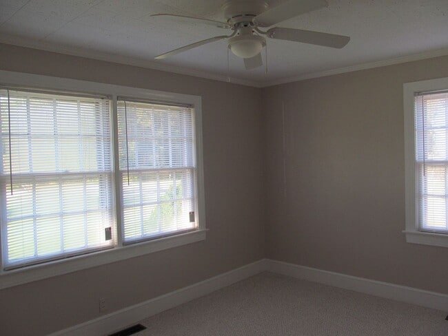 Building Photo - 3 Bed 1 Bath Brick Ranch