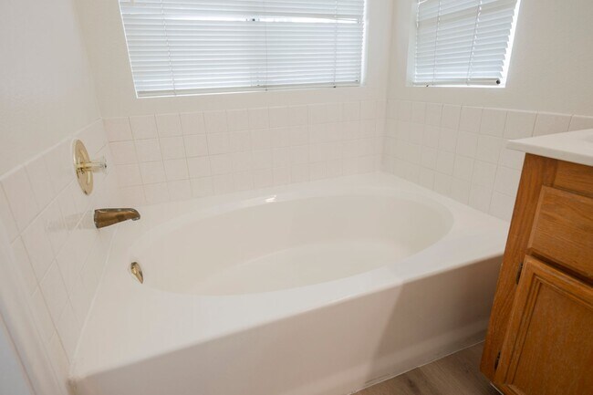Building Photo - Honey, I’m Home! This Lovely 3 Bedroom, Two-Story Home Is Located In Summerlin.