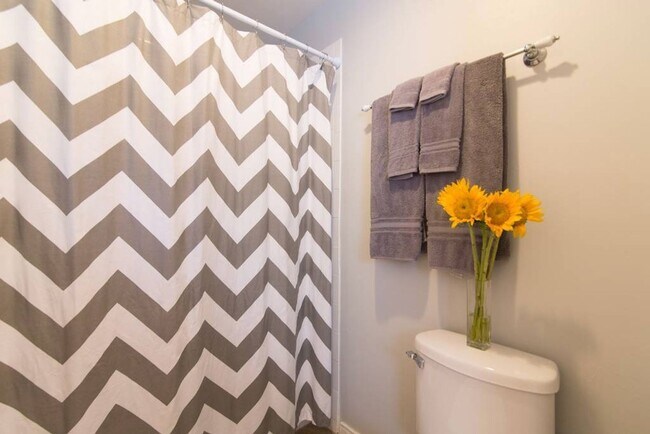 Building Photo - Gorgeous Upstairs unit with downtown view private deck