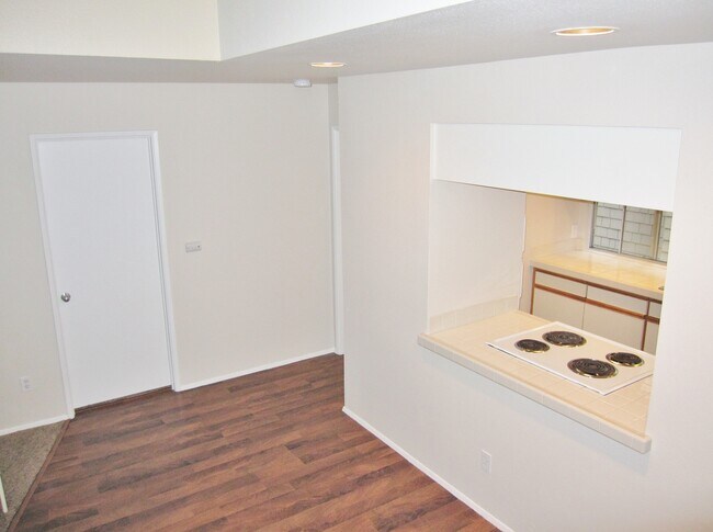 Building Photo - Spacious Lake Oswego 2Bdr w/Fireplace, Dishwasher, W/D, & Balcony!