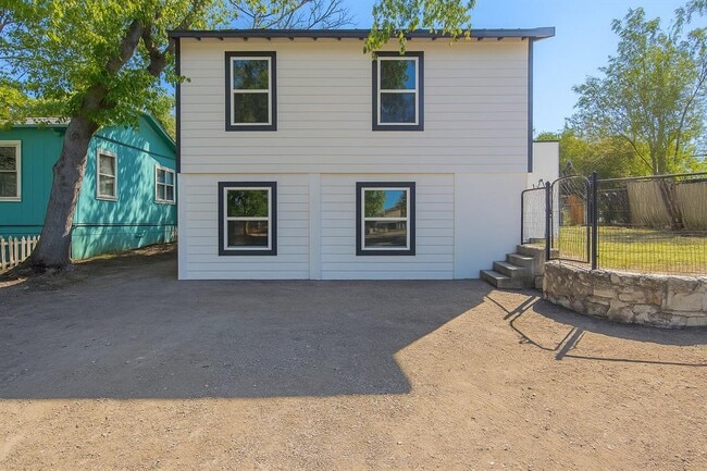 Primary Photo - 2215 N Elmendorf St