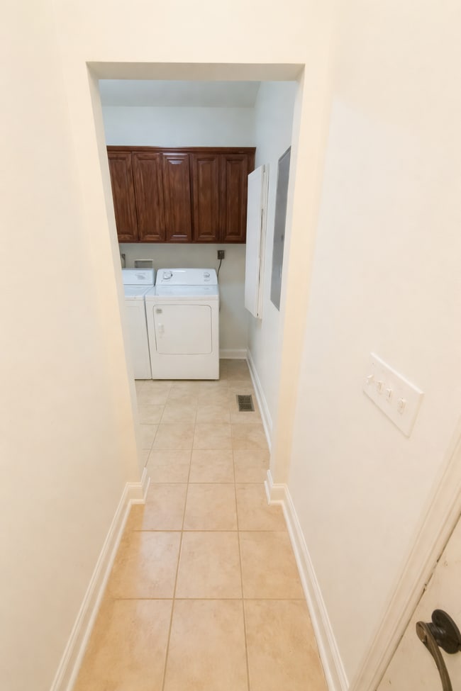 Building Photo - 736 River N Blvd