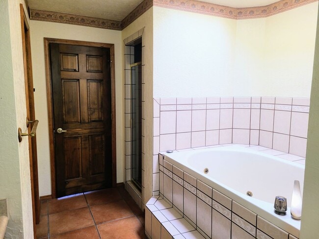 Building Photo - BEAUTIFUL HOME IN A PRIME LOCATION | Showings Coming soon!