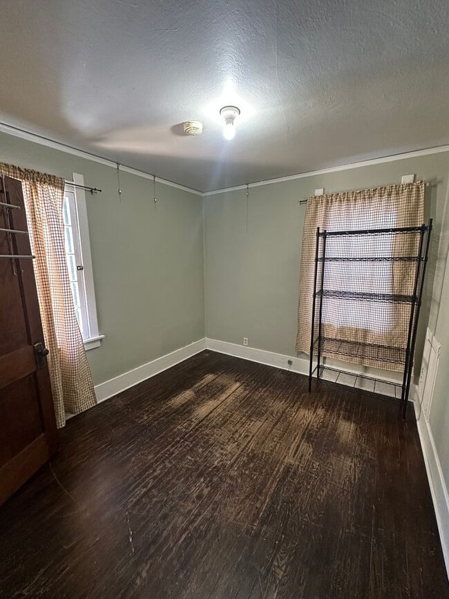 Building Photo - CHARMING 2 BEDROOM, 1 BONUS ROOM, 2 BATHRO...