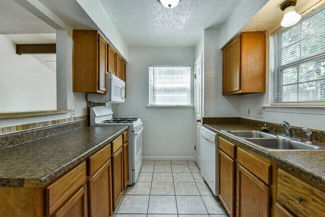 Building Photo - 1128 Royal Crest Dr