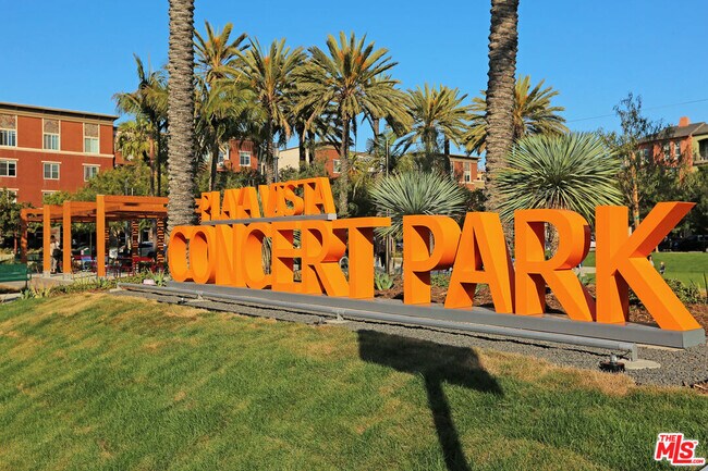 Building Photo - 6400 Crescent Prk E