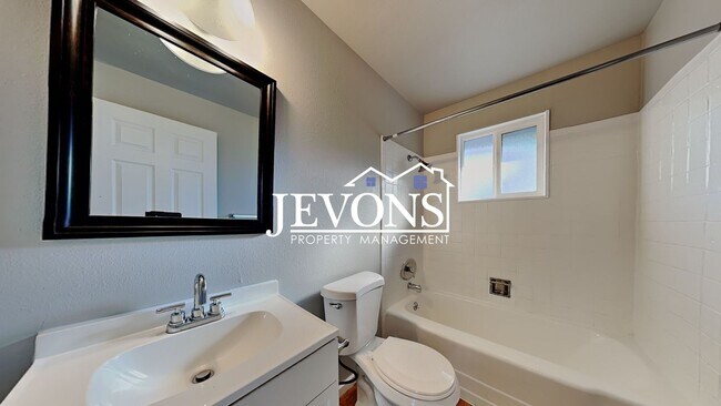 Building Photo - Inviting 2-bedroom 4-plex near Pritchard I...