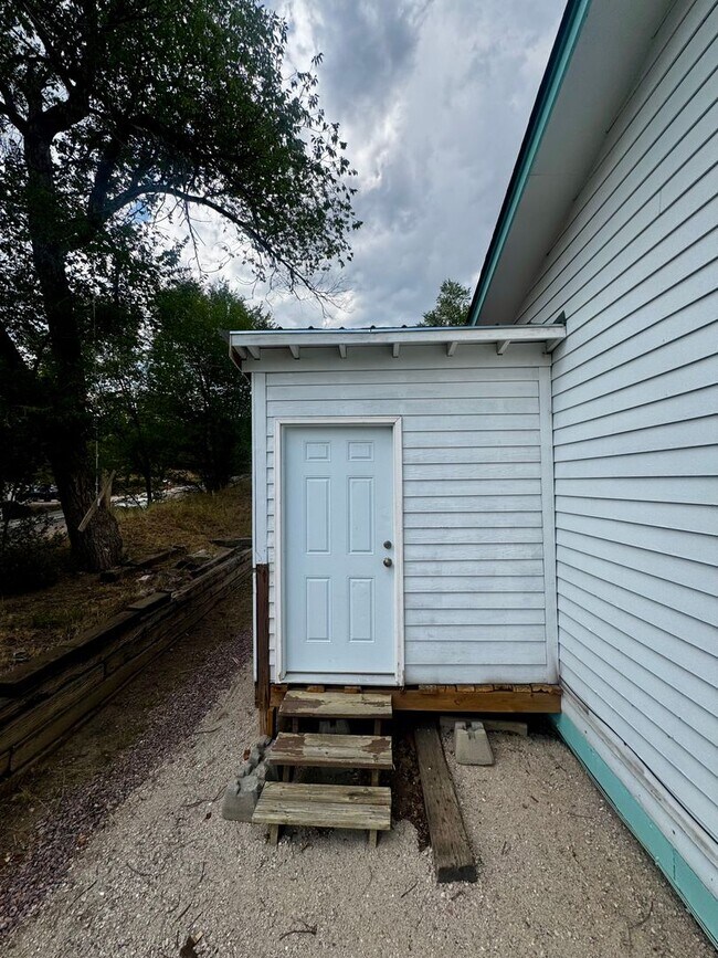 Building Photo - 603 Manitou Blvd