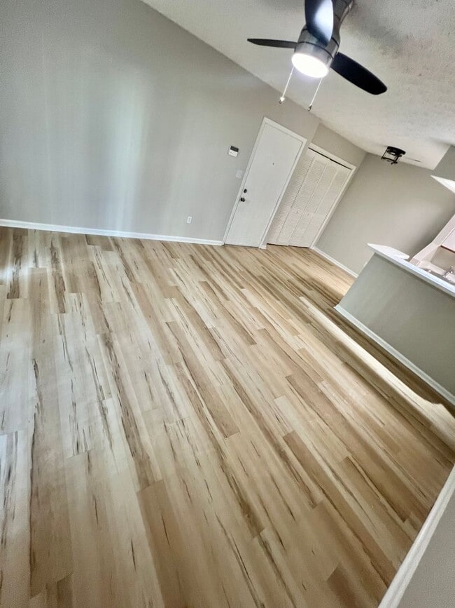 Building Photo - Beautiful 2 Bedroom Condo in Hampton Club ...