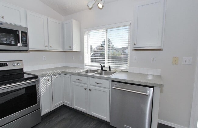 Building Photo - 725 E Wakely St