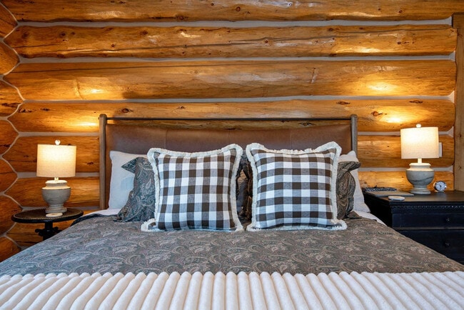 Building Photo - 1330 Larsen Ln