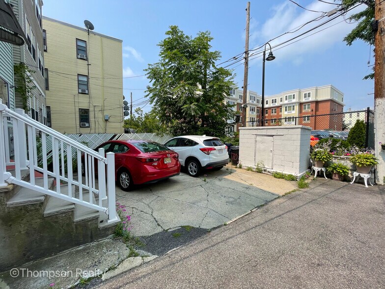 Building Photo - 170 Chelsea St