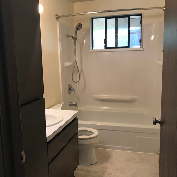 7836 bathroom - 7834 Custer Rd W