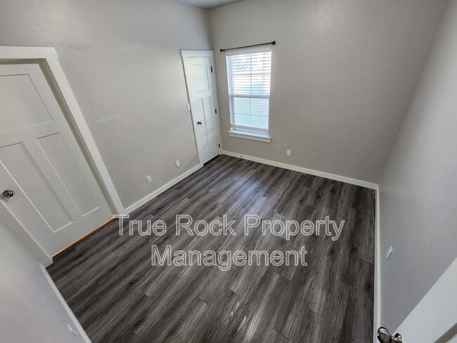 Building Photo - 416 E 13th St