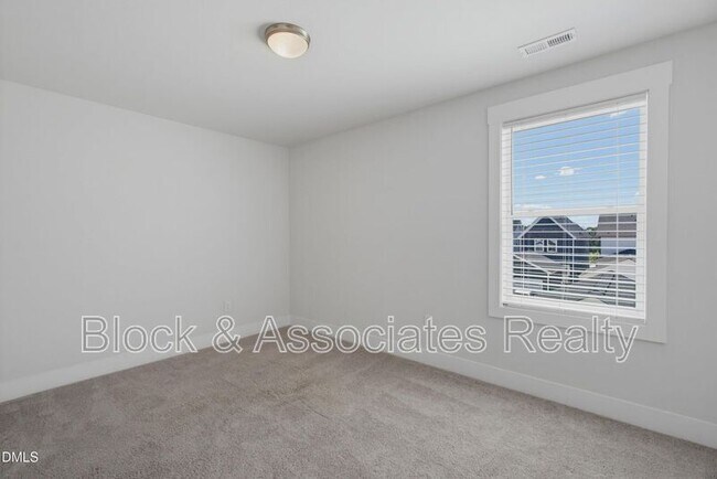 Building Photo - 682 Vine Pkwy