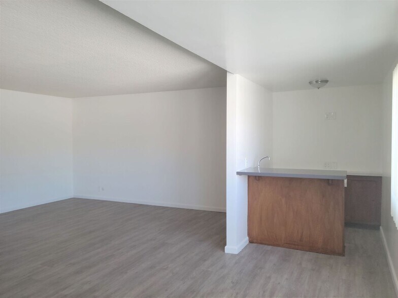 Building Photo - 623 S Grevillea Ave