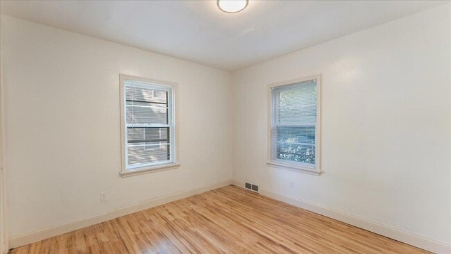 Building Photo - 828 15th St SW