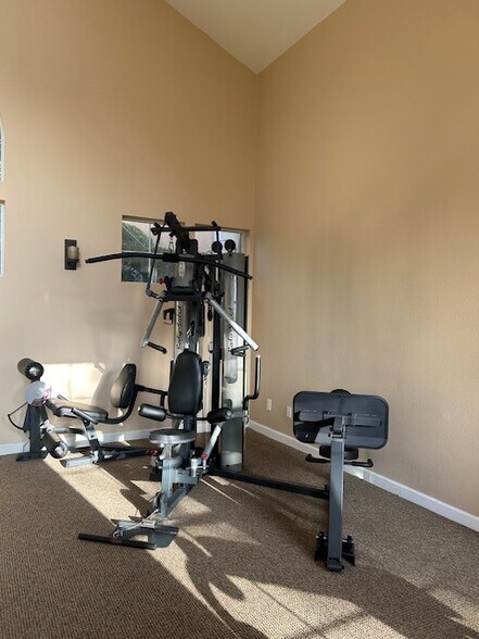 Building Photo - 1020 S San Marino Way