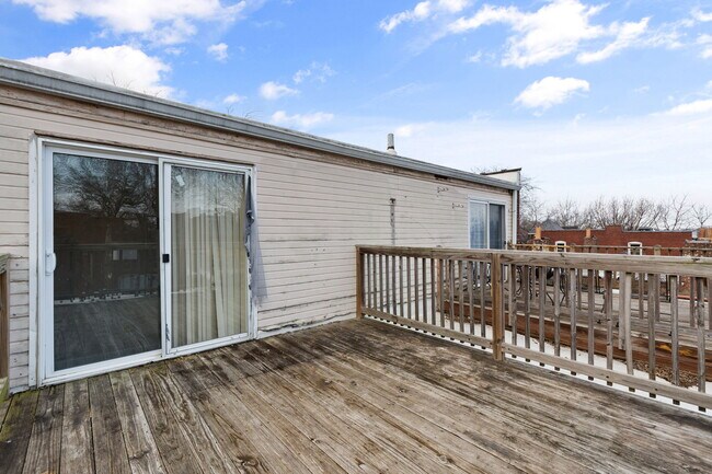 Building Photo - 2005 Lynch St