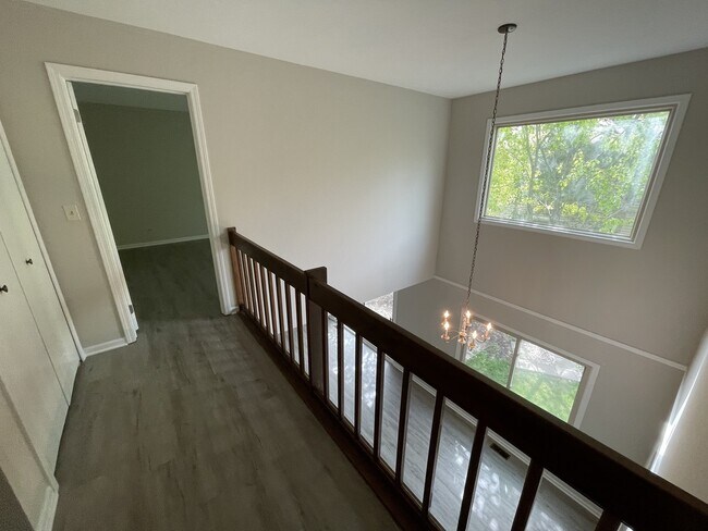 Building Photo - 311 E Forest Knoll Dr