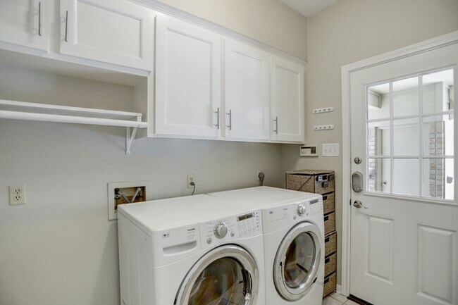 Building Photo - Beautiful 4 Bedroom 3 Bathroom Home Locate...