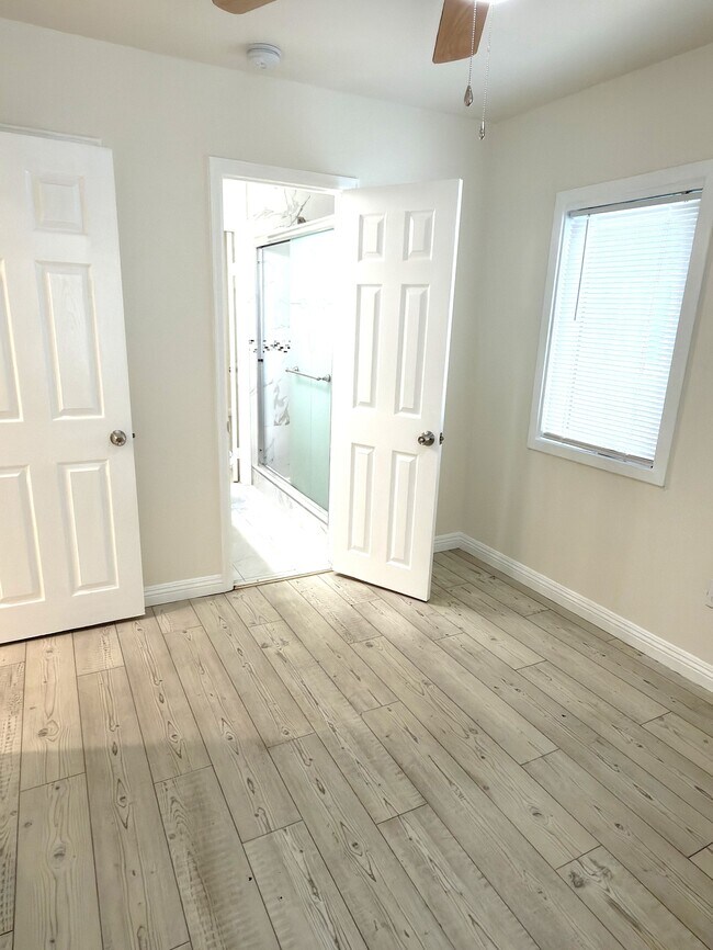 Building Photo - 1603 W 60th Pl