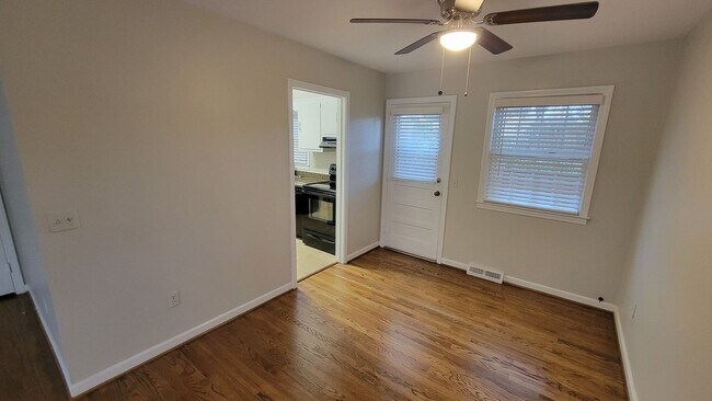 Building Photo - 2 Bed, 1.5 Bath Townhome in Greenville is Available! Location!!