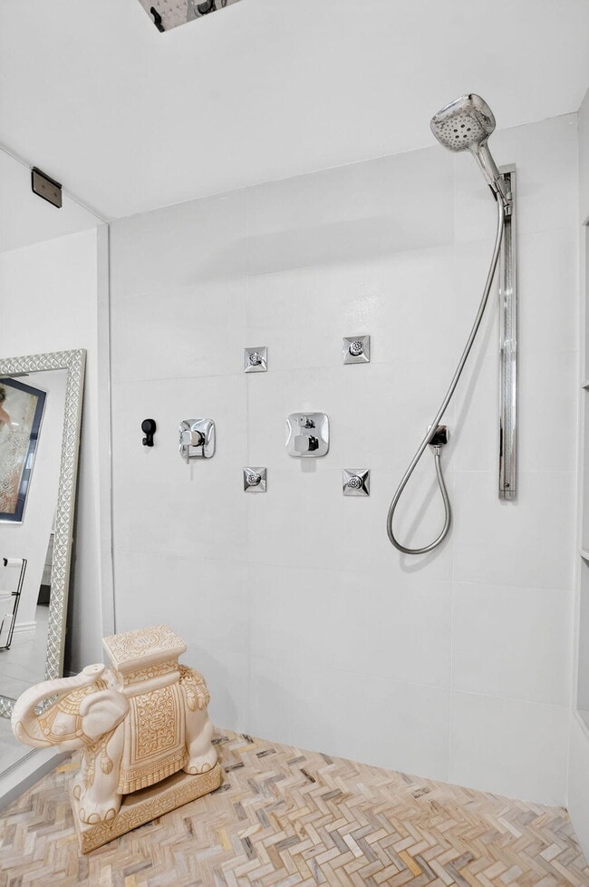 Building Photo - 7233 Promenade Dr