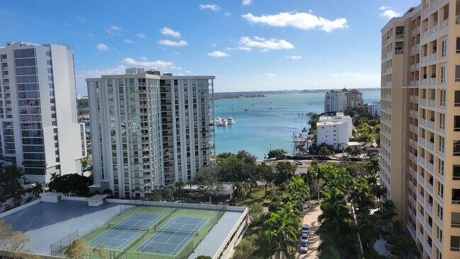 Building Photo - Seasonal/short term 3/2 renovated Ritz Carlton beauty with long water views