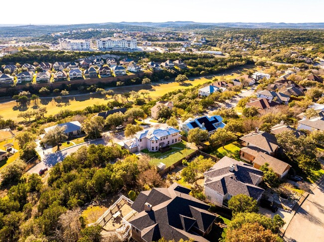 Building Photo - Views, Dual Primary Suites, 3rd On Suite, ...