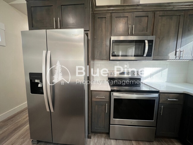 Building Photo - 323 Gladstone St